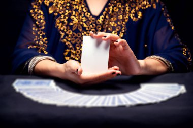 Falcı elleri ve tarot kartları..
