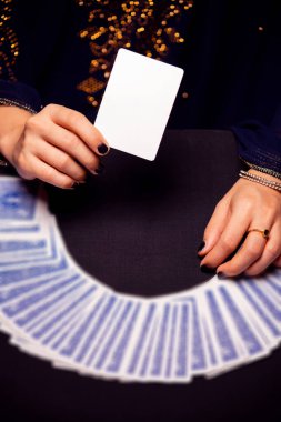 Falcı elleri ve tarot kartları..
