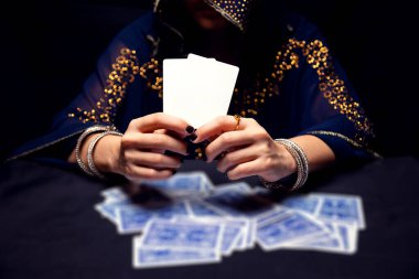 Falcı elleri ve tarot kartları..