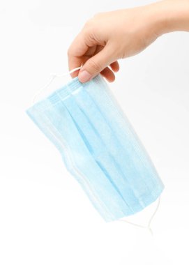 Grip ve diğer hastalıklara karşı korunmak için mavi tek kullanımlık yüz maskesi. Beyaz arka planda cerrahi maske. 