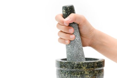 Beyaz arka planda kadın eli olan granit havan topu.