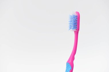 Beyaz arka planda izole edilmiş, yumuşak ve pürüzsüz diş fırçası makrosu kapat