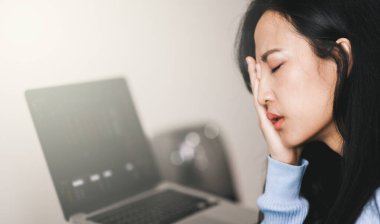 Asyalı bir kadın küresel salgınla ilgili haberleri kontrol ettikten sonra bunalıma giriyor. Akıl sağlığını kontrol altına alın. Coronavirüs salgını