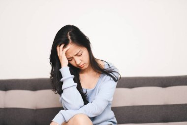 Panik ataklar genç kız üzgün korku stresli duygusal kanepede. Endişeli bir insan, kötü hisleri olan insanlar sağlıklı..