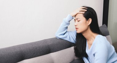 Panik ataklar genç kız üzgün korku stresli duygusal kanepede. Endişeli bir insan, kötü hisleri olan insanlar sağlıklı..