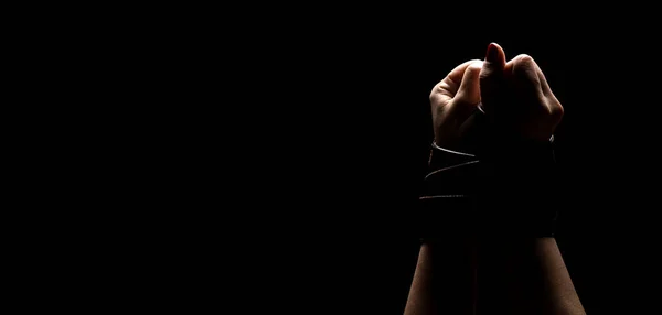 Uluslararası İnsan Hakları Günü Konsepti: Kadın duygusal stres ve acı içinde deri kemerle bağlandı