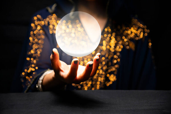 Руки гадалки с хрустальным шаром
