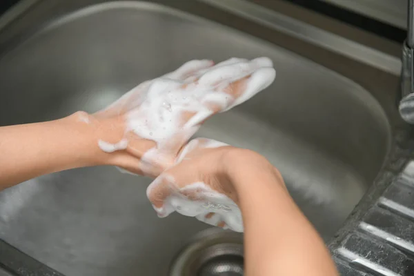 Ticari Mutfakta Ellerini Sabunla Yıkayan Bir Kadın Kadın Musluk Suyuyla — Stok fotoğraf