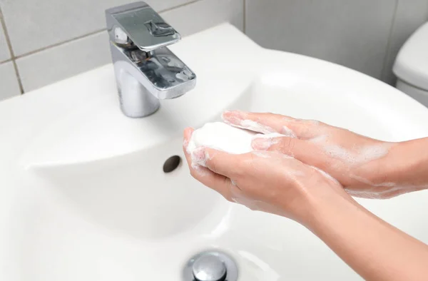 Kadın Musluğun Altında Sabun Ellerini Yıkıyor Hijyen Konsepti Detayı — Stok fotoğraf