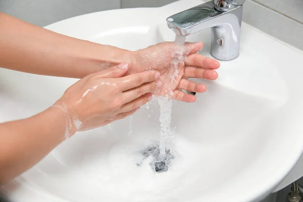 Kadın Musluğun Altında Sabun Ellerini Yıkıyor Hijyen Konsepti Detayı — Stok fotoğraf