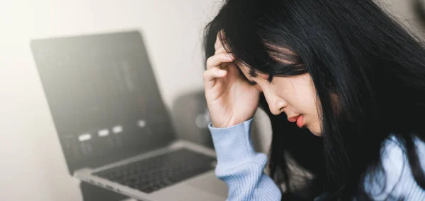 Eine Asiatische Frau Bekommt Angst Und Depression Nachdem Sie Nachrichten — Stockfoto