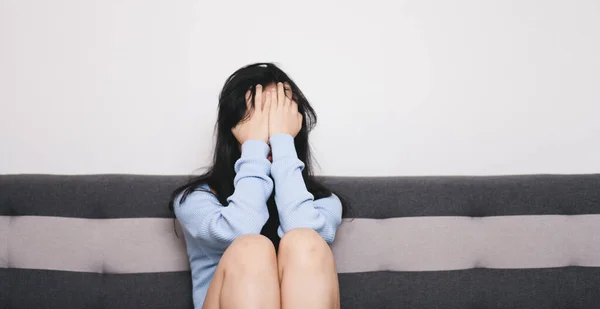 パニック発作の少女悲しい恐怖ストレスのソファの上に落ち込んで感情 不安を持つ人健康的な気分が悪い人 — ストック写真