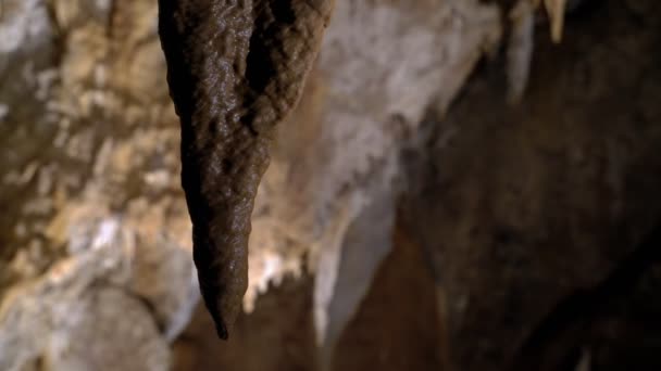 Hermosa cueva gigante con luz misteriosa. Estalactitas y estalagmitas iluminadas por hermosa luz cambiante. Gruta gigante bajo tierra. Reino subterráneo. Viaje al centro de la tierra . — Vídeos de Stock