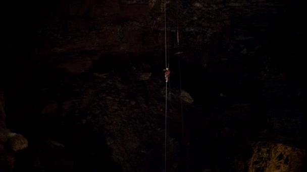 Prachtige gigantische grot met mysterieus licht. Stalactieten en stalagmieten verlicht door prachtig wisselend licht. Reuzengrot ondergronds. Ondergronds Koninkrijk. Reis naar het centrum van de aarde. — Stockvideo