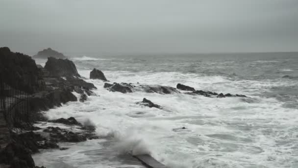 Güzel dalgalar kayalara çarpıyor. Hava bulutlu. Dalgalı deniz. Körfezdeki fırtınanın romantik manzarası. Sert deniz manzarası. — Stok video
