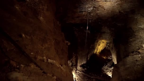 Vacker jätte grotta med mystiskt ljus. Stalaktiter och stalagmiter belysta av vackert föränderligt ljus. Jättegrottan under jorden. Underjordiska riket. Resa till jordens mitt. — Stockvideo