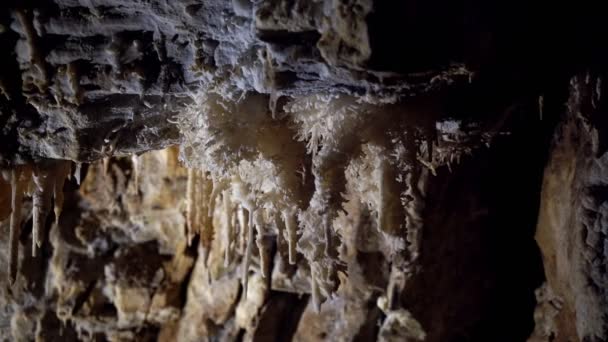 Belle grotte géante avec une lumière mystérieuse. Stalactites et stalagmites illuminés par une belle lumière changeante. Grotte géante souterraine. Royaume souterrain. Voyage au centre de la terre . — Video