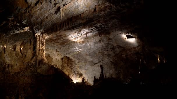 Bela caverna gigante com luz misteriosa. Estalactites e estalagmites iluminados pela bela luz em mudança. Gruta gigante no subsolo. Reino Subterrâneo. Viagem ao centro da terra . — Vídeo de Stock