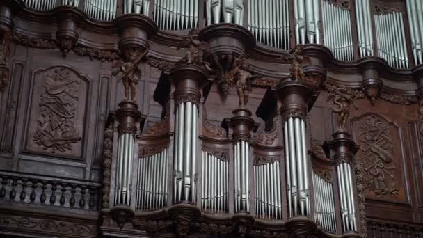 Orgue en bois sculpté antique dans un temple catholique. Belle sculpture sur bois. Des antiquités. Détails d'un orgue et d'une sculpture en bois sous les arcs gothiques du temple . — Video