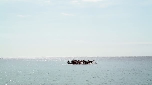 Un grupo de personas está practicando yoga en las tablas de sup. Paddle yoga. Hermoso mar tranquilo y cielo despejado. Tranquilidad y equilibrio. Yoga en el mar. Asanas y equilibrio . — Vídeos de Stock