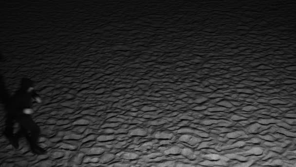 Ein Mann in schwarzem Trainingsanzug und Kapuzenpullover trainiert am späten Abend am Strand im Licht einer Laterne. Nachttraining. Laufen. Joggen. lange Schatten im Sand am Strand. Strandtrainingslager. — Stockvideo