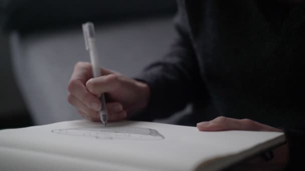 Artistul face schițe. Fata desenează un coş într-un schiţ. Desen alb-negru cu căptușeală pe hârtie albă. Aproape de schiţă. Desen de mână. Schiță și desen . — Videoclip de stoc