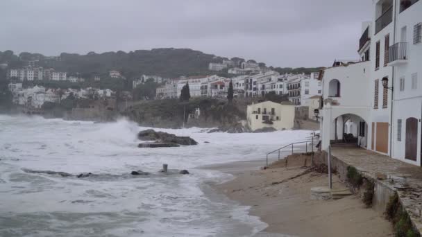 View of the stormy sea from the narrow streets of a small town. Watching the storm. Little village during a storm. Severe raging sea. Big waves. Windy rainy weather. View of the dramatic ocean. — Stock Video