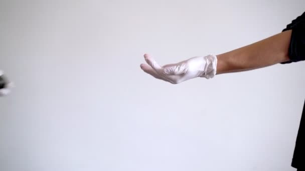 Le vendeur en gants de latex passe l'avocat à l'acheteur. L'acheteur paie avec des gants. Gros plan des mains. Bon shopping. Précautions pour l'épidémie du virus. Quarantaine de coronavirus . 