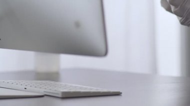 Dezenfekte. Virüs salgını için önlemler. Coronavirus karantinası. Lateks eldivenli eller bilgisayar faresini dezenfektanla siler. Alkolle yüzey tedavisi. Evde kal. Salgın