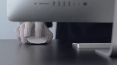 Bir adam evden çalışır. Lateks eldivenli eller fare üzerinde işe yarar. Merkez ofis. Virüs salgını için önlemler. Coronavirus karantinası. Evde kal. Evden çalışıyorum. Salgın. Kendine dikkat et..