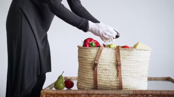 Uma mulher de luvas de látex tira um abacate de uma cesta de supermercado e o limpa com um desinfetor. Desinfecção. Precauções para a epidemia do vírus. Quarentena do Coronavírus. Compras seguras . — Vídeo de Stock