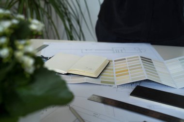 İç mimar duvar boyası örnekleri seçiyor. Tasarımcı. Mimar masası. Dekorasyon. Proje planları tasarla. Planlar ve çizimler. Gri taş. Kataloğu boya. Dekoratif malzeme. Düz Yatay