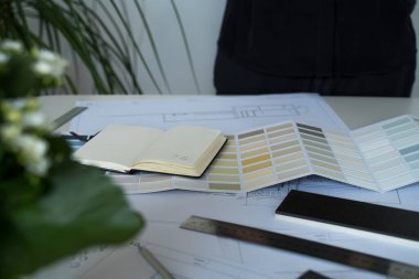 İç mimar duvar boyası örnekleri seçiyor. Tasarımcı. Mimar masası. Dekorasyon. Proje planları tasarla. Planlar ve çizimler. Gri taş. Kataloğu boya. Dekoratif malzeme. Düz Yatay
