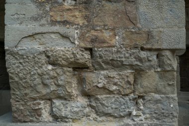 Doğal taş duvar dokusu. Ortaçağ duvarcılığı. Eski duvar. Taş duvar. Makro doku. Ortaçağ mimarisi. Zorlu duvarcılık. Arkaplan dokusu.