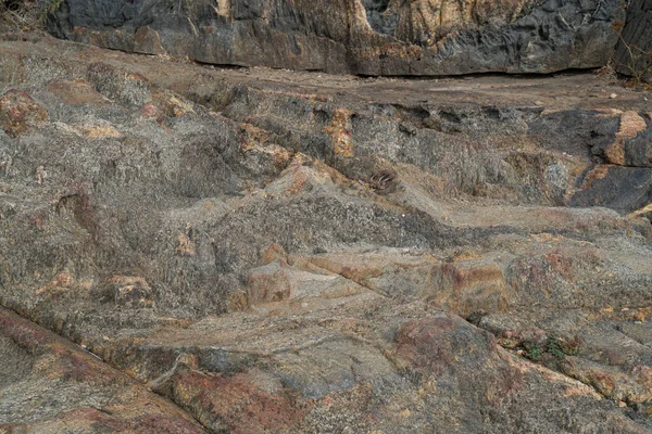 Natuursteen textuur. Rocktextuur. Klifoppervlak. Gelaagde rots. Prachtige natuursteen. Zandsteen. De natuur. Reizen. — Stockfoto