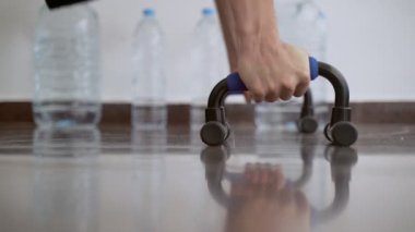 Evde spor var. Evde idman yapıyorum. Tahtada egzersiz yapan bir adam. Şınav ve karın egzersizleri. Doğaçlama aletli spor. Evde kal. Karantina sırasında formda kalın. Dağ tırmanışçıları. 