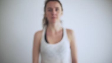 Evde spor var. Evde idman yapıyorum. Kiz, plastik su siselerini dambıl olarak kullanarak egzersiz yapiyor. El egzersizleri. Doğaçlama aletli spor. Evde kal. Karantina sırasında formda kalın. Pazılar, trisepsler çalışıyor.