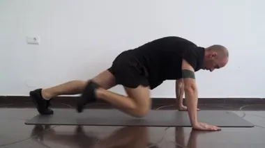 Evde spor var. Evde idman yapıyorum. Tahtada egzersiz yapan bir adam. Abdominal egzersizler. Doğaçlama aletli spor. Evde kal. Karantina sırasında formda kalın. Dağcılar egzersiz yapar. Şınav. 