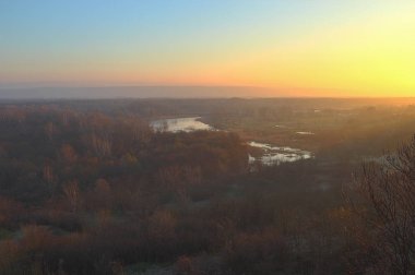 Nehrin üzerinde puslu gün doğumu.