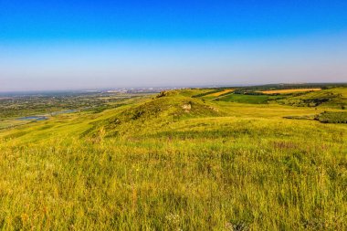 Hill alanları, şehir, nehir manzara.
