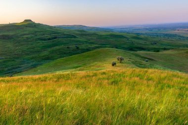Yatay, tepelerinde farklı aydınlatma.