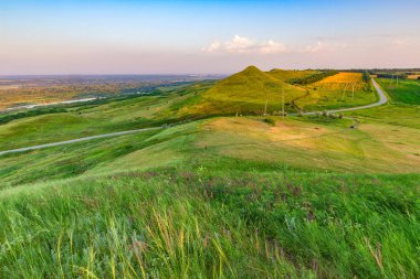 Yeşil tepelerin arasında karayolu.