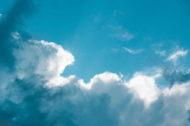 Mavi gökyüzü bulutlar ile akşam