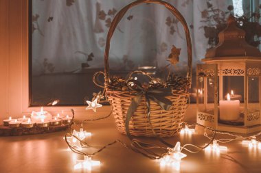 Evde sonbahar akşamı. Mumlu fener. Külahlı sepet. Mumlar