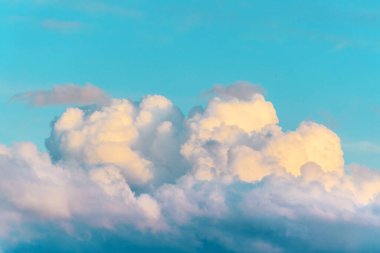 Bulutlar yaklaşıyor. Bulutlu mavi gökyüzü. Gökyüzü arkaplanı