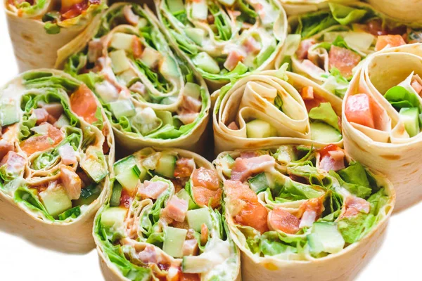 Pita Brötchen Mit Tomaten Grünem Salat Gurken Und Fleisch — Stockfoto