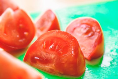 Yeşil tahtada domates dilimleri. Dilimlenmiş kırmızı domates.