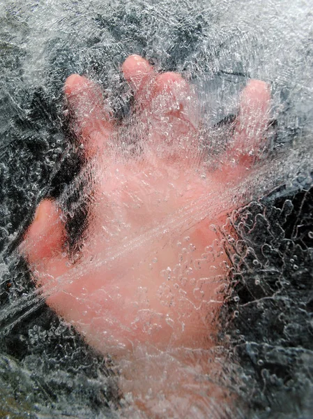 Hand Ett Lager Mannen Isen Rädda Drunkningen Isen — Stockfoto