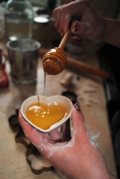 Het Proces Van Het Maken Van Gemberkoekjes Meisje Koekjes Aan — Stockfoto