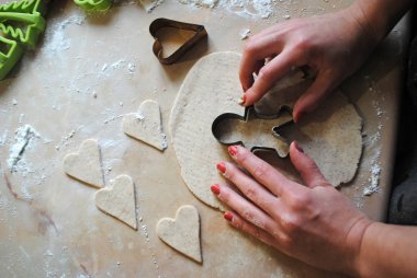 Zencefilli kurabiye yapma süreci. Kız kurabiye hazırlıyor. Pirinçli unsuz glüten. Ev hanımı Noel kurabiyesi yapar. Yakın çekim.